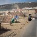 3f Nazare  _zicht op het strand met verkoopster in traditionele k