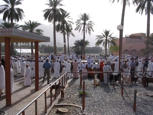 zicht op de geitenmarkt in Nizwa