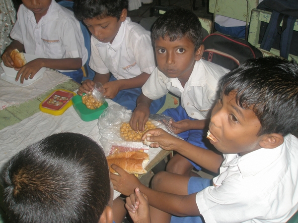 voedsel voor de kinderen in Pitipana