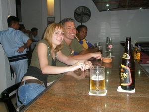de zuster en vader van Sjarinda, aan de bar in het hotel