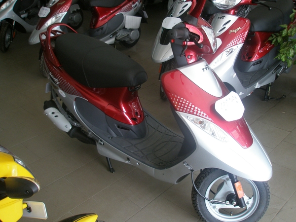 een Sri Lankaanse scooter, kost   850.00