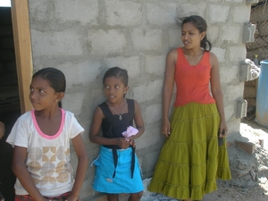 Jayaseeli en dochter Aseni (midden)