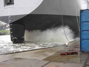 proefdraaien van een schip op de werf