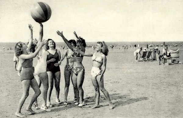 Uit de oude doos - Koksijde - strandspel.