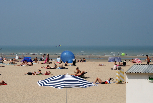 Zomerse dag op het strand van Koksijde.