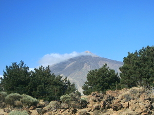 El Teide vanop de grond , machtig