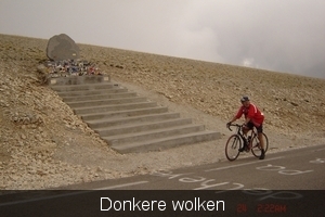 Even pauzeren aan monument Tom Simpson