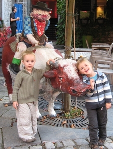 Klenkinderen Lise en Jesse met de stier 2008
