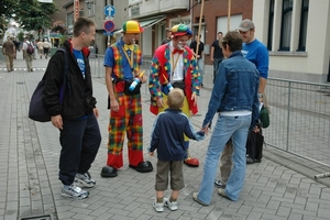 Clown Bobbo en Donny ballonplooien op de Dodentocht in Bornem