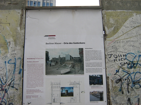 PANEEL MET DE GESCHIEDENIS VAN DE MUUR