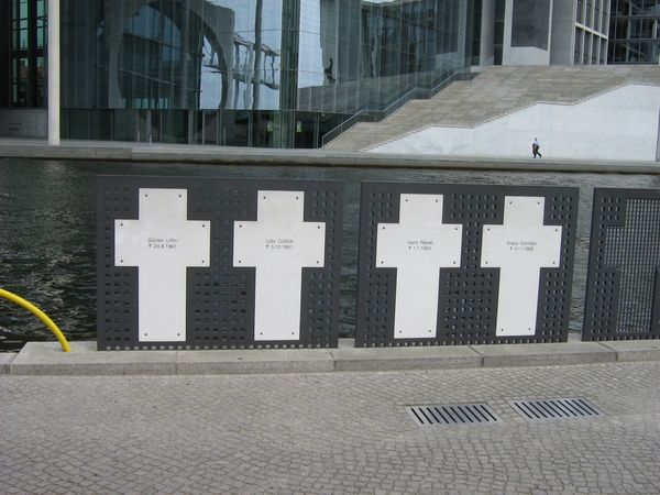 Kruisen van mensen die dood geshoten zijn bij het vluchten van Oo