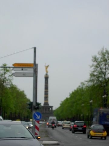 Op de achtergrond de Zege Zuil van Berlijn