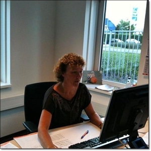 Danilla op haar werk.