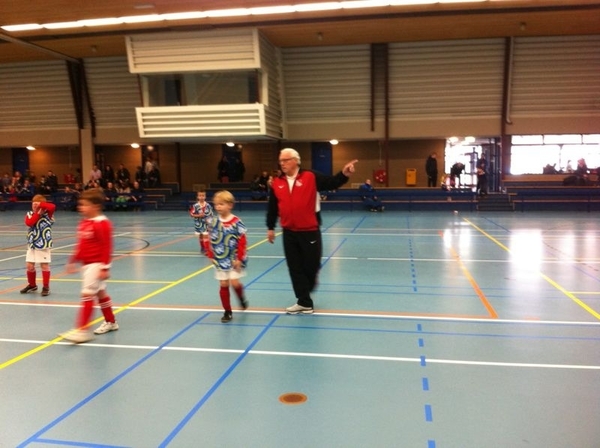 Michiel Scheidsrechter in de zaal in 2e Exloermond bij de E en F 