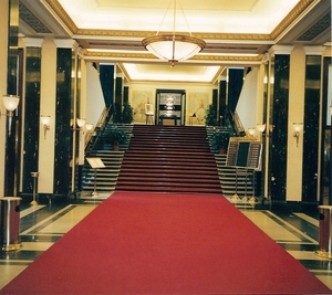 13 Crowne Plaza hotel 2004  : the entrance hall