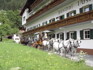 Postkoets aan hotel Post Elbigenalp