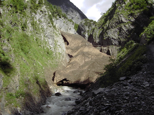 Waterval verstopt achter lawine