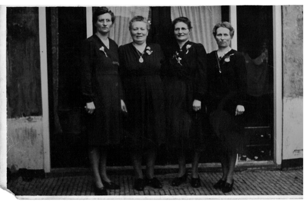 45 Vlnr  Tante Marie, tante Griet,tant Anne, tante Hieke