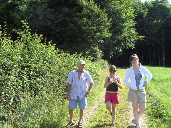 Vake met de kleindochters op wandel