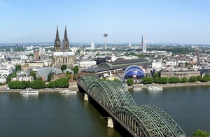 Keulen   _panorama met van links naar rechts de oude stad, de Dom