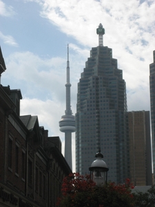 De CN tower komt overal piepen met zijn 553 meter hoogte.