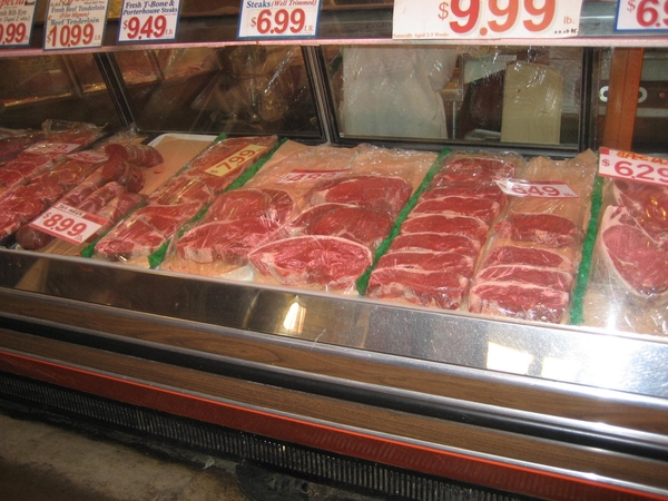 Foto van de uitgestalde vleeswaren.