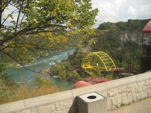 Dan maar te voet naar de watervallen. De Niagararivier.