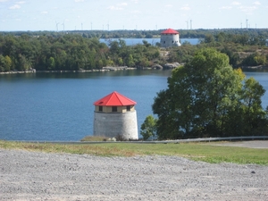 Met rood dak bedekte torens die deel uitmaakten van het fort