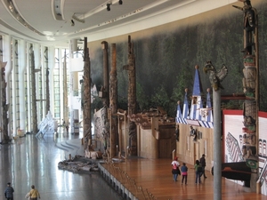 Veel soorten totempalen in het museum.