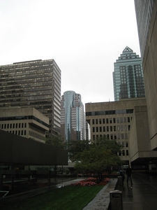 Een plein tussen de gebouwen