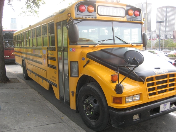 Een schoolbus waarvan er een paar duizend van rondrijden
