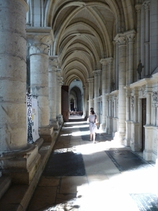 2009_08_23 048 Laon - kathedraal binnen, Mieke, Benno
