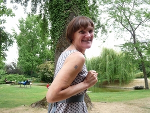 2009_08_24 089 Epernay - tuin stadhuis - Mieke met 'tattoo'