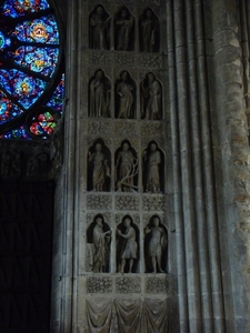 2009_08_24 146 Reims - kathedraal - muur met standbeelden