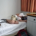 2009_08_25 001 Reims - hotel - Benno op bed