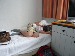 2009_08_25 001 Reims - hotel - Benno op bed