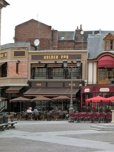 2009_08_25 035 Saint Quentin - café Golden Pub