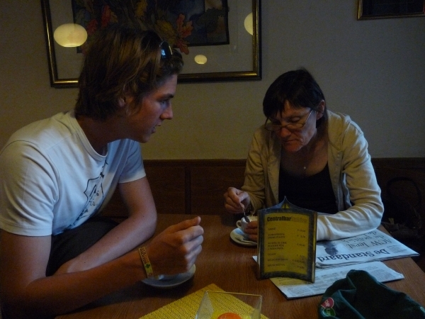 2009_07_07 011 Sterzing (Vipiteno) - café - Mieke en Otto met ko
