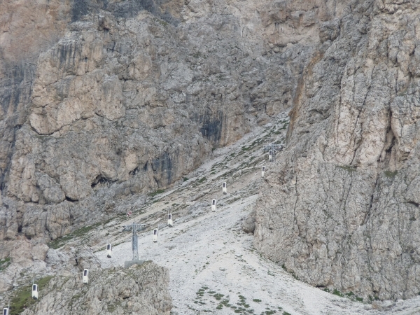 2009_07_09 071 Sellajoch (Passo Sella) - uitzicht rotsen - met ka