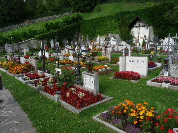 2009_07_12 046 Albeins (Albes) - dorp - kerkhof met veel bloemen