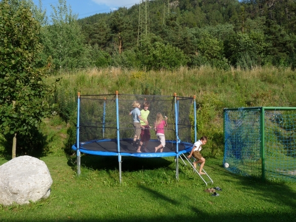 2009_07_13 079 Albeins (Albes) Untersteinerhof - tuin - trampolin