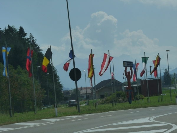 2009_07_14 003 omgeving Toblach (Dobbiaco) - Villabassa - vlaggen