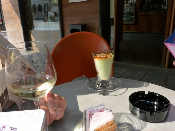 2009_07_14 027 Udine - terras - speciaal ijsje, glas wijn, santé