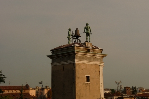2009_07_14 039 Udine - toren met standbeelden