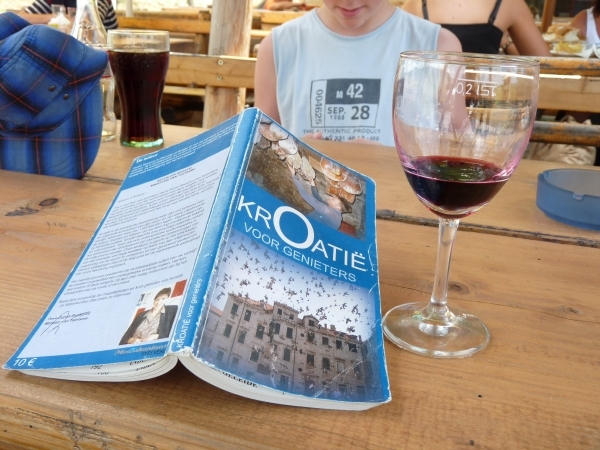 2009_07_17 001 omgeving Otocac - restau - boek, Benno, glas wijn 