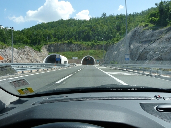 2009_07_17 009 omgeving Lovinac - snelweg met tunnels