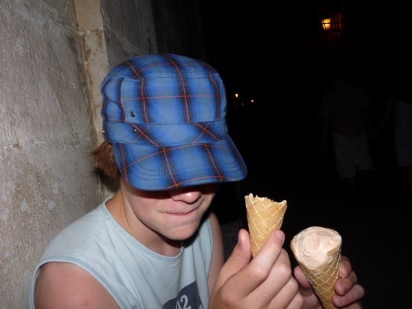 2009_07_17 023 Pag stad - Benno likt ijsje