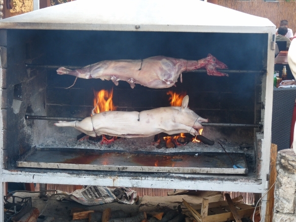 2009_07_18 042 Novalja - restau met lam en varken aan spit