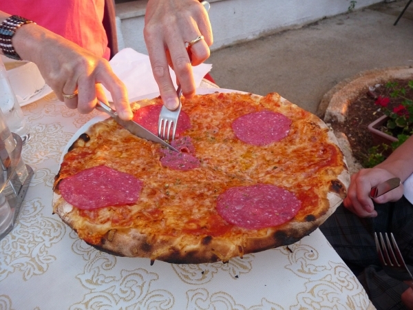 2009_07_20 030 Novigrad - restau - eten pizza salami
