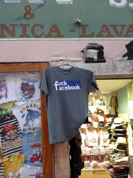 2009_07_23 111 Novigrad - winkel met T-shirt 'Fuck Facebook'